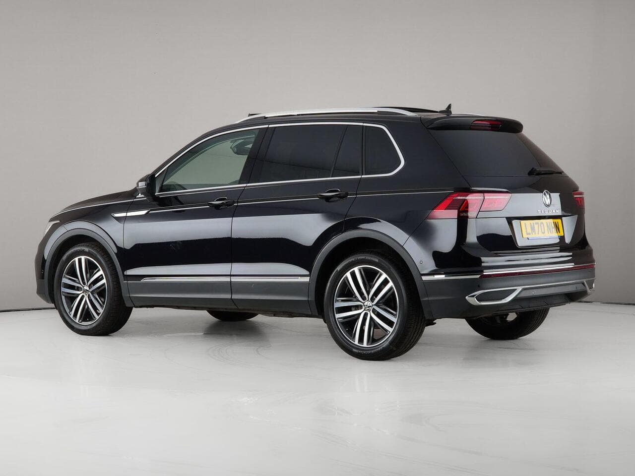 Volkswagen Tiguan thumbnail Side Left
