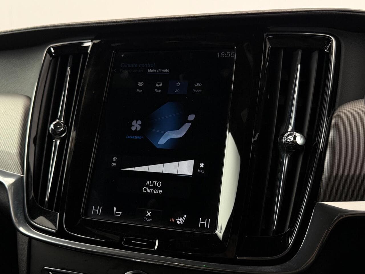 Volvo S90 thumbnail Infotainment System