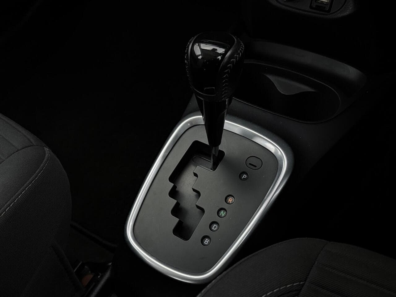 Toyota Yaris thumbnail Interior Front