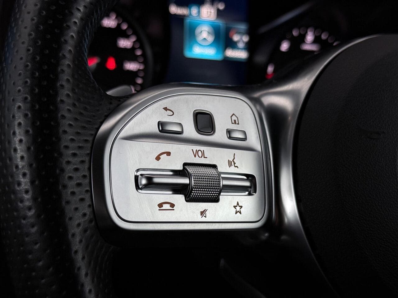 Mercedes-Benz GLC thumbnail Misc Controls