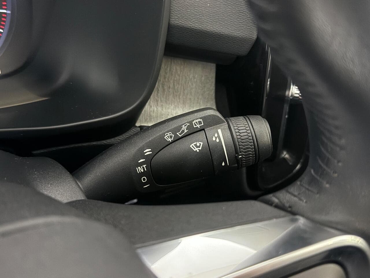 Volvo XC40 thumbnail Misc Controls