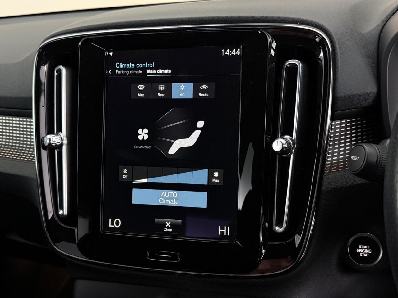 Volvo XC40 thumbnail Infotainment System