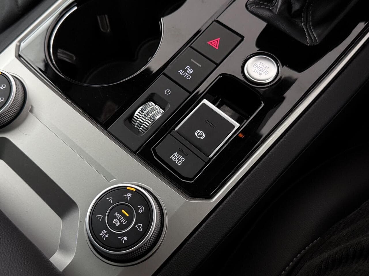 Volkswagen Touareg thumbnail Interior Front