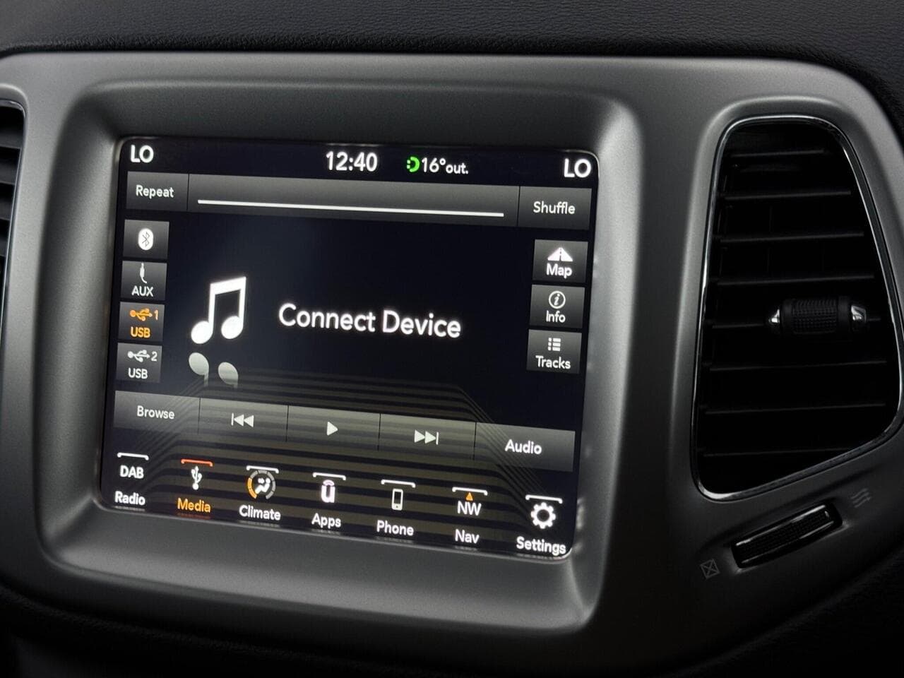Jeep Compass thumbnail Infotainment System