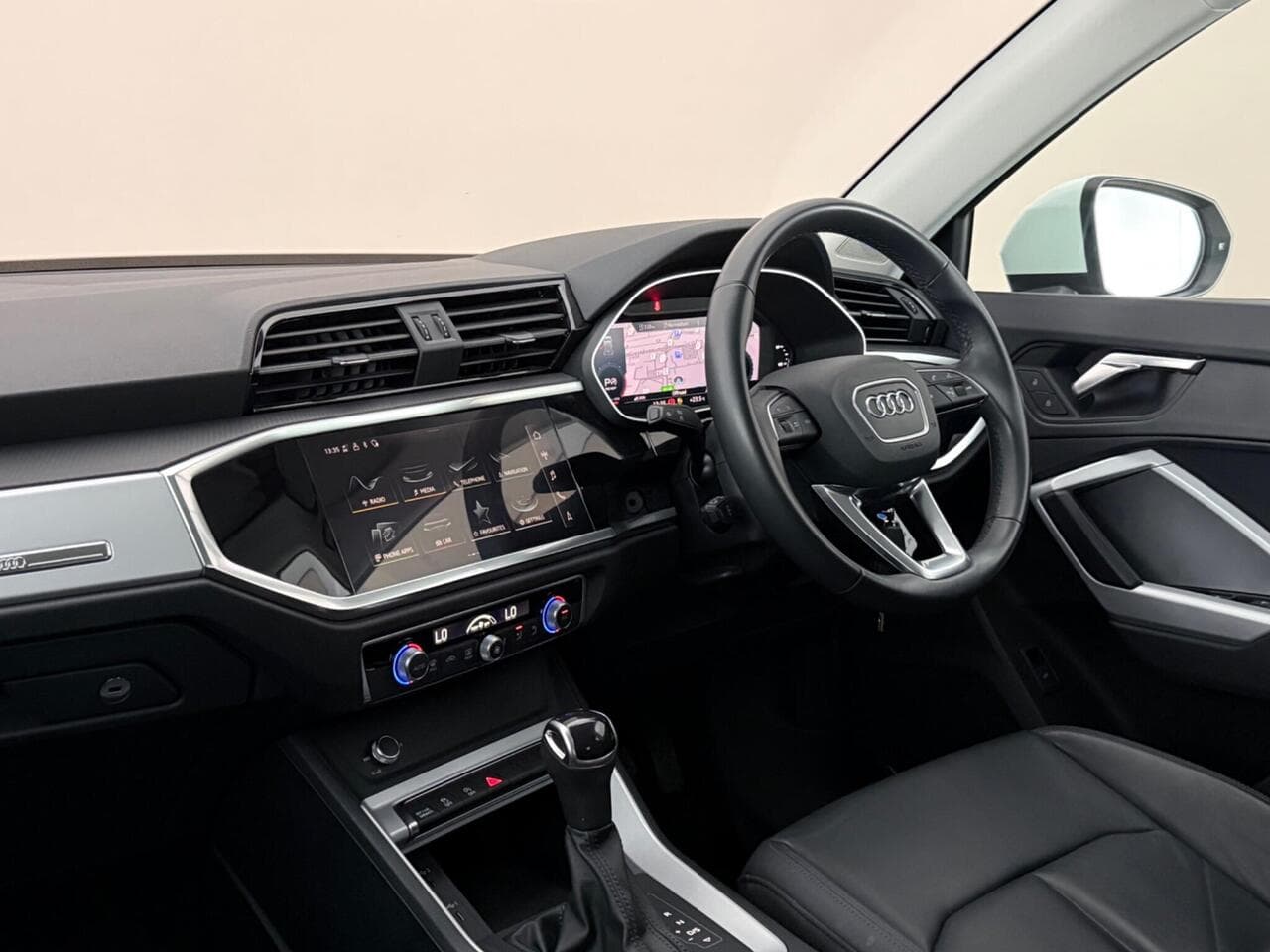 Audi Q3 thumbnail Interior Front