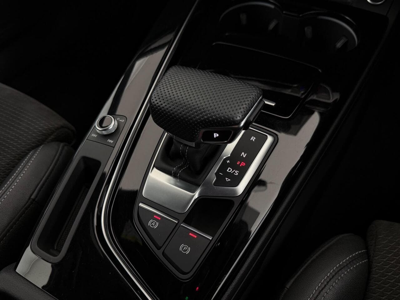 Audi A4 Avant thumbnail Interior Front