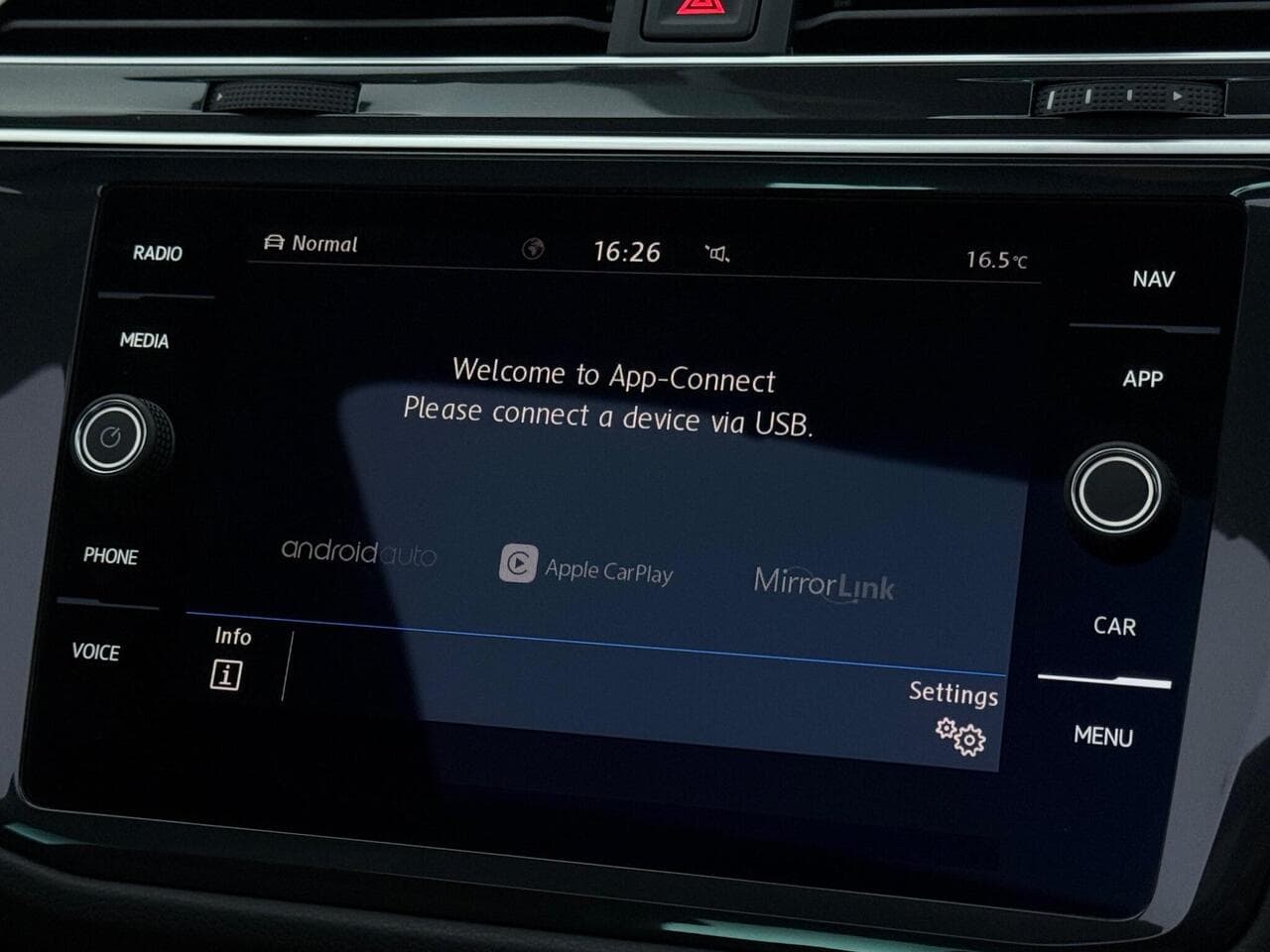 Volkswagen Tiguan thumbnail Infotainment System