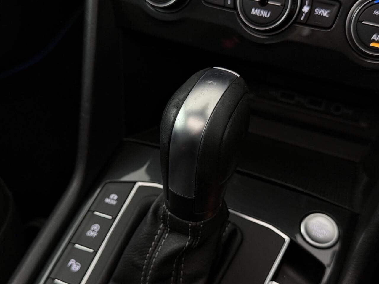 Volkswagen Tiguan thumbnail Interior Front