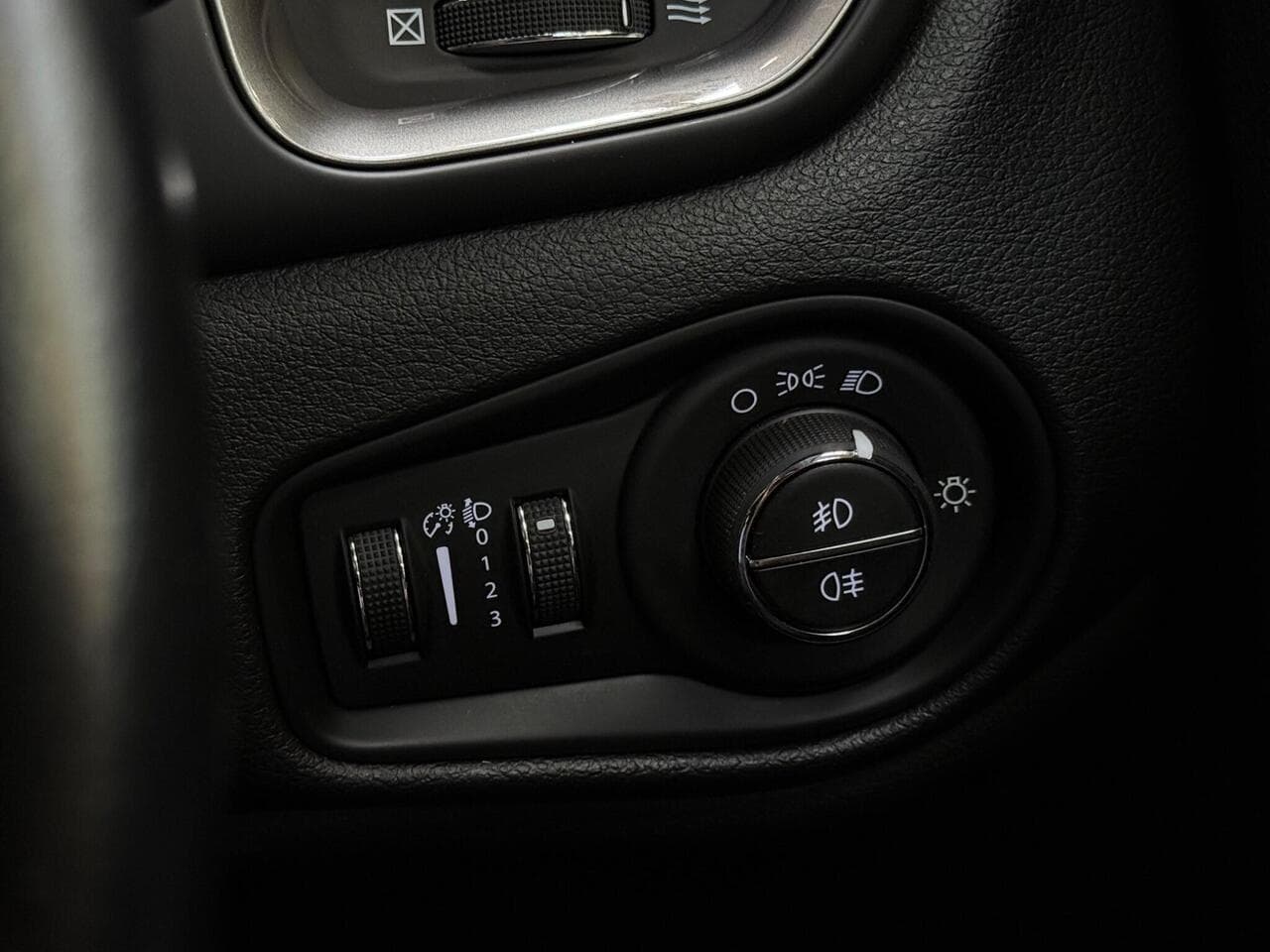 Jeep Renegade thumbnail Misc Controls