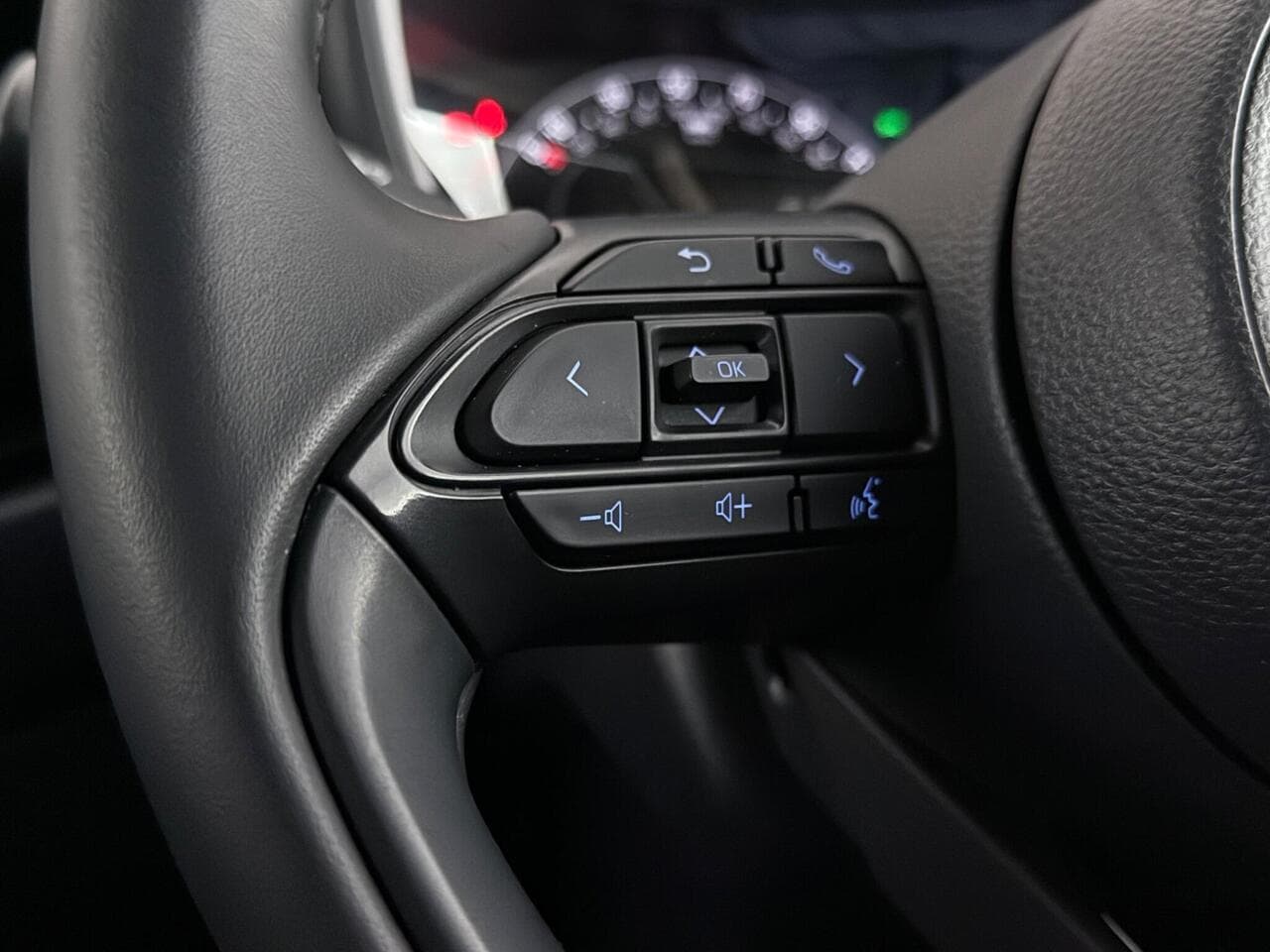 Toyota Aygo X thumbnail Misc Controls