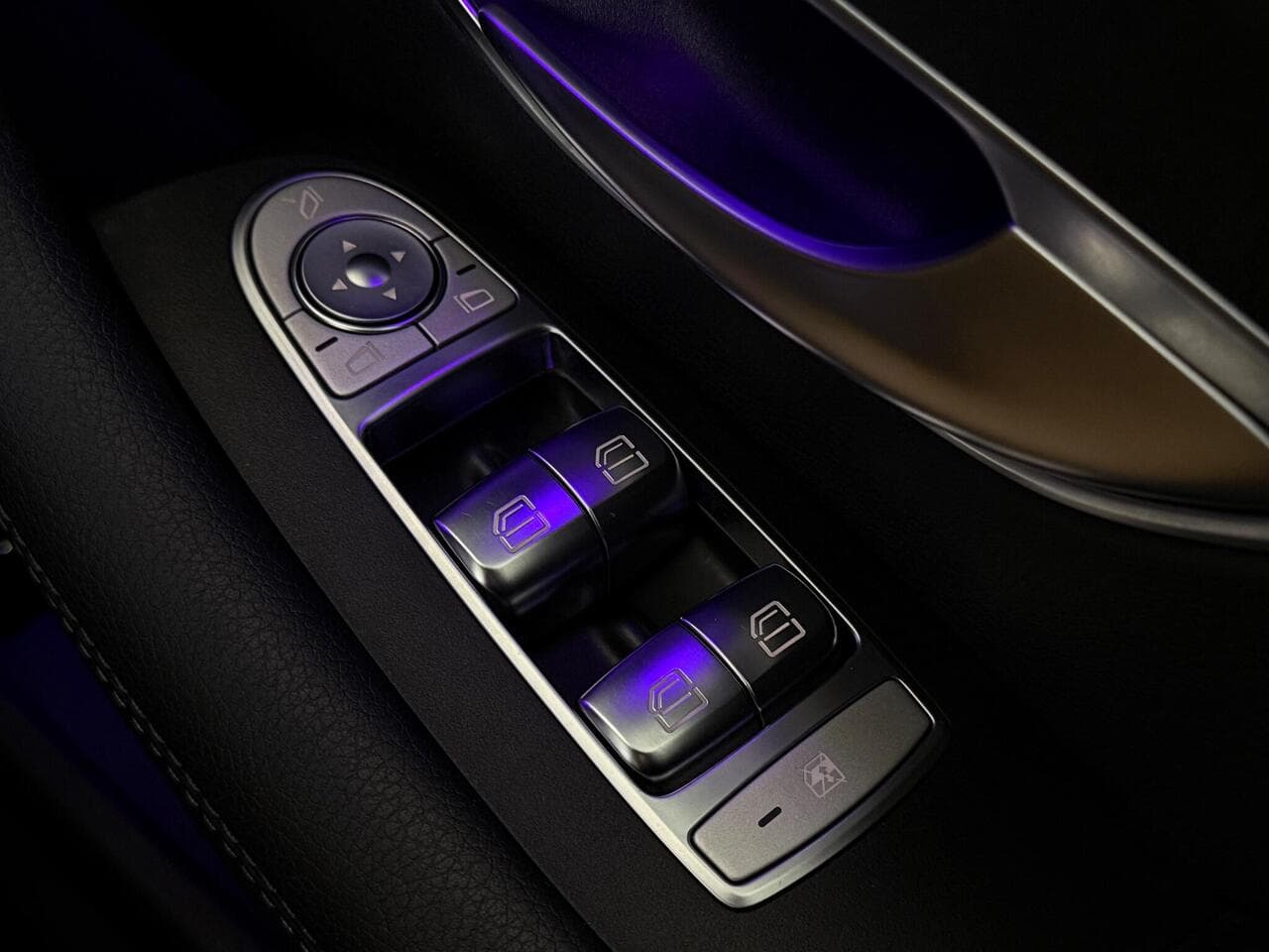 Mercedes-Benz E Class thumbnail Door Interior