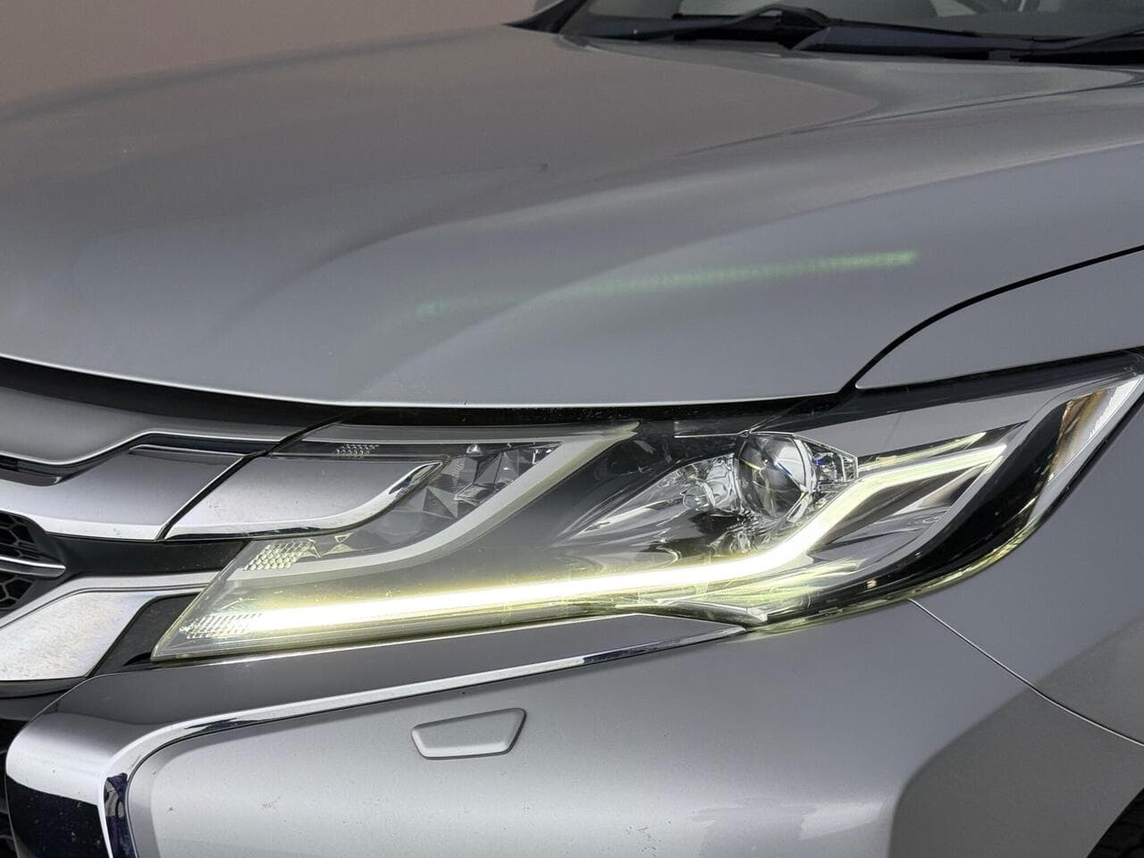 Mitsubishi Shogun Sport thumbnail Lights Front