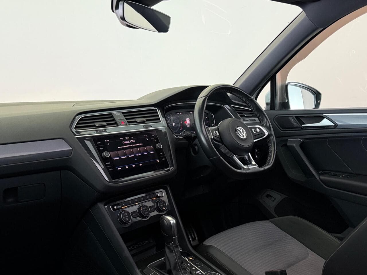 Volkswagen Tiguan thumbnail Interior Front