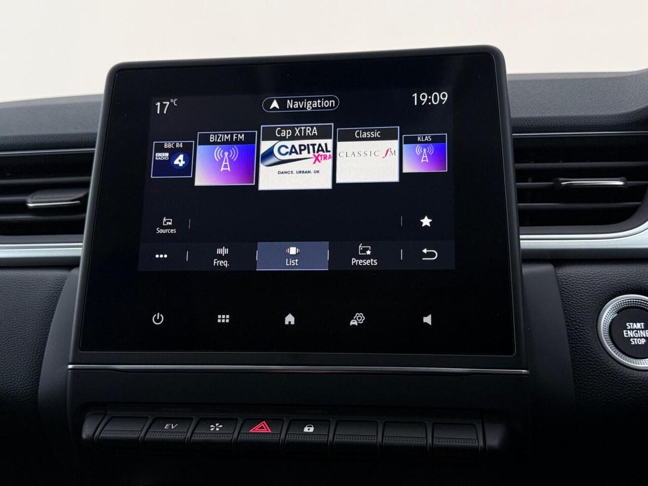 Renault Captur thumbnail Infotainment System