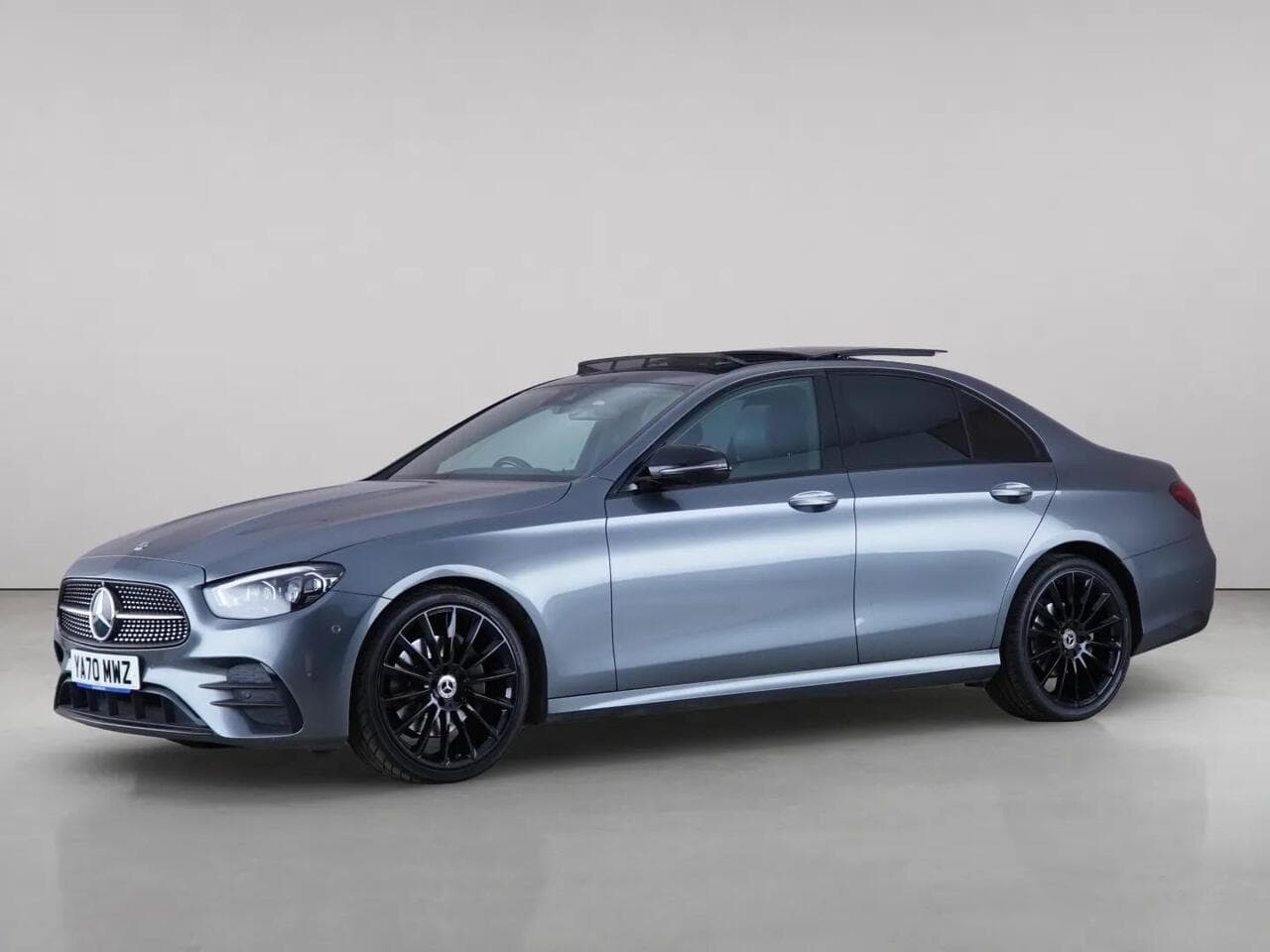 Mercedes-Benz E Class thumbnail Front Left