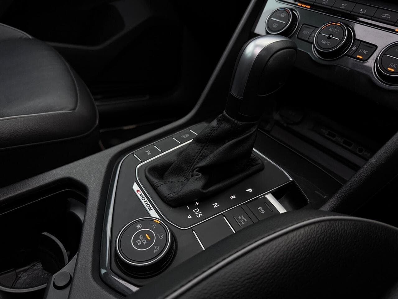 Volkswagen Tiguan thumbnail Interior Front