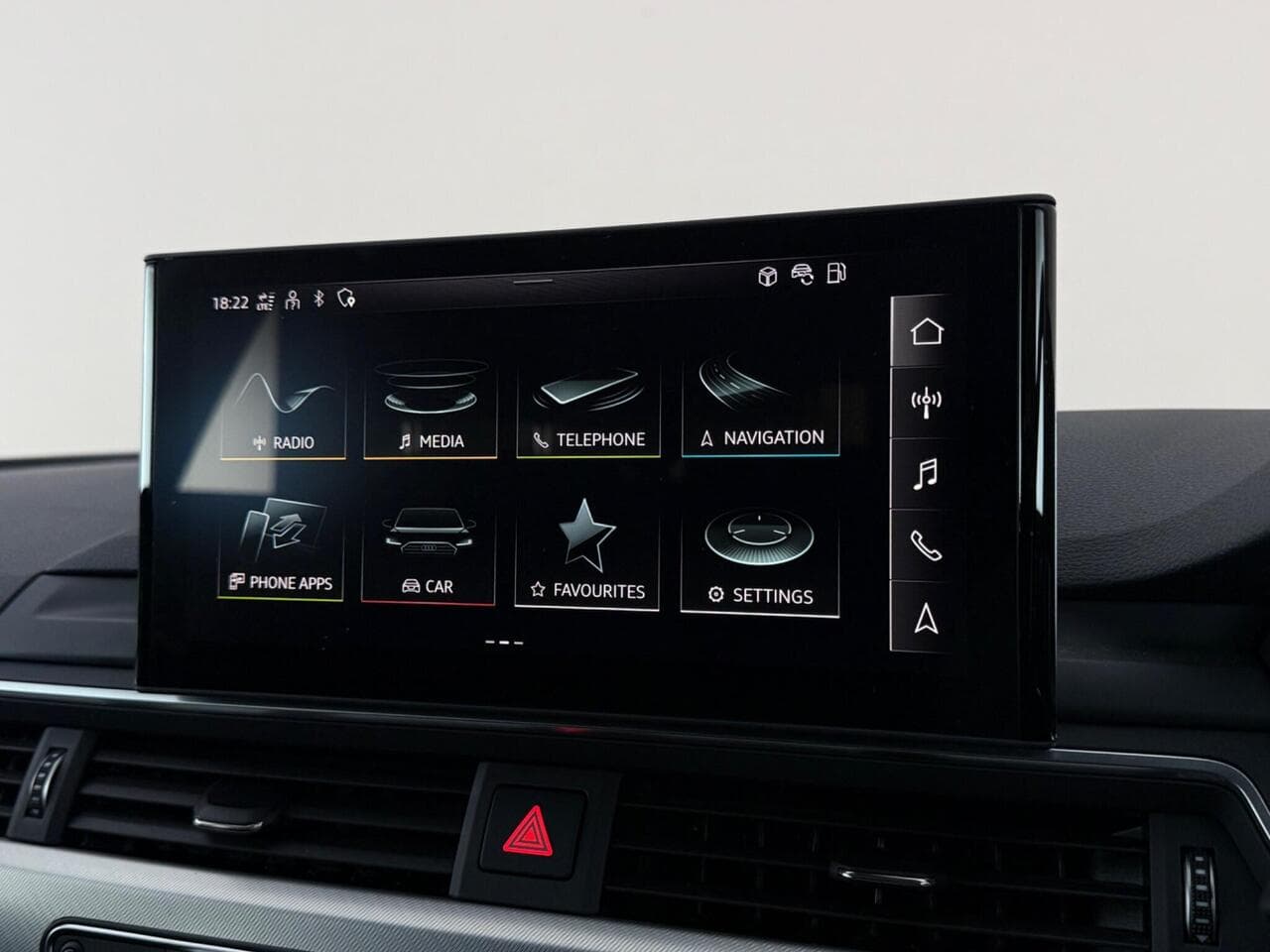 Audi A4 Avant thumbnail Infotainment System