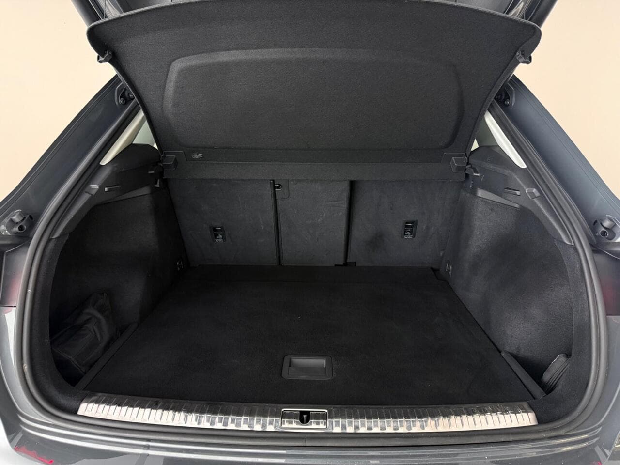 Audi Q3 thumbnail Boot
