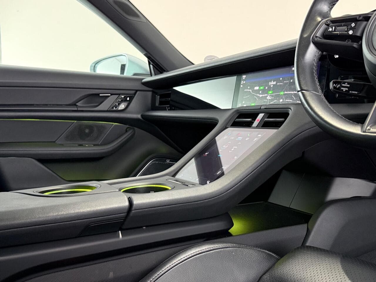 Porsche Taycan thumbnail Interior Front