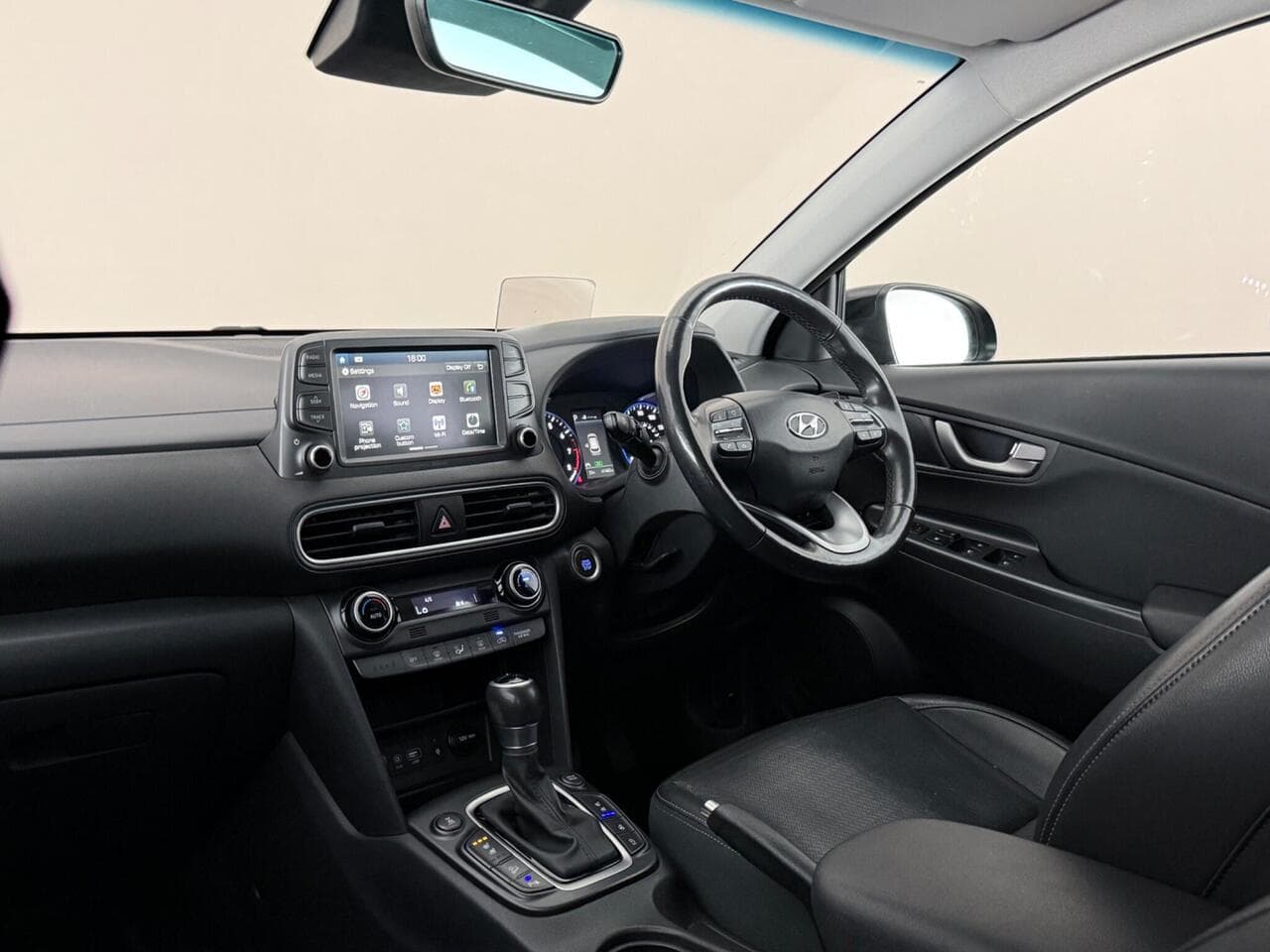 Hyundai KONA thumbnail Interior Front