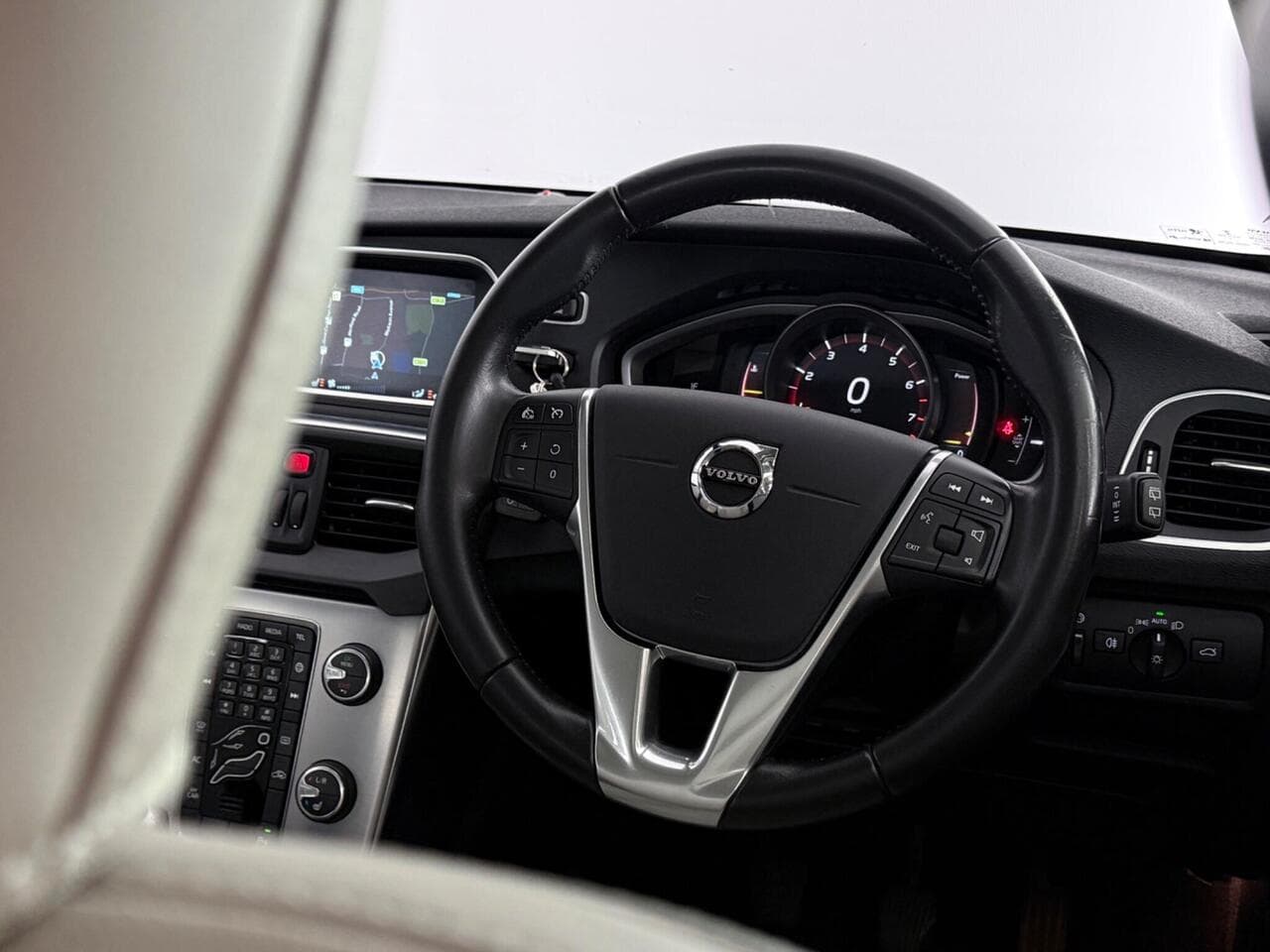 Volvo V40 thumbnail Steering Wheel