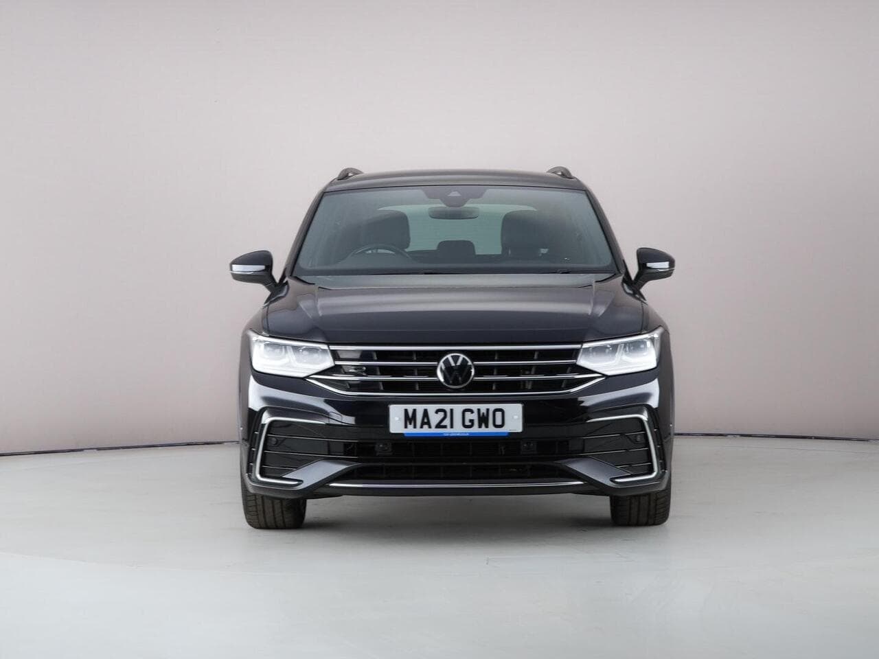 Volkswagen Tiguan thumbnail Front