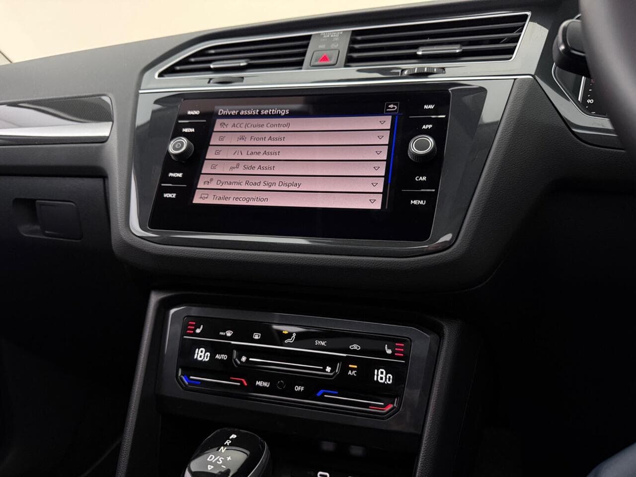 Volkswagen Tiguan thumbnail Infotainment System