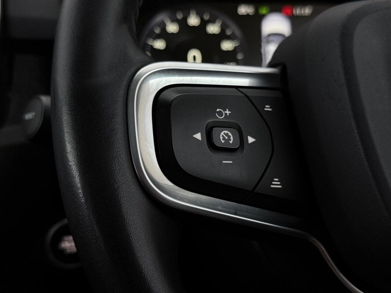 Volvo XC40 thumbnail Misc Controls