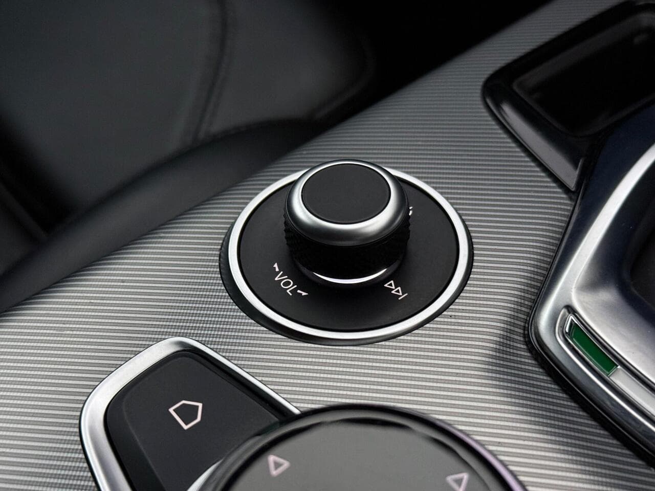 Alfa Romeo Stelvio thumbnail Misc Controls