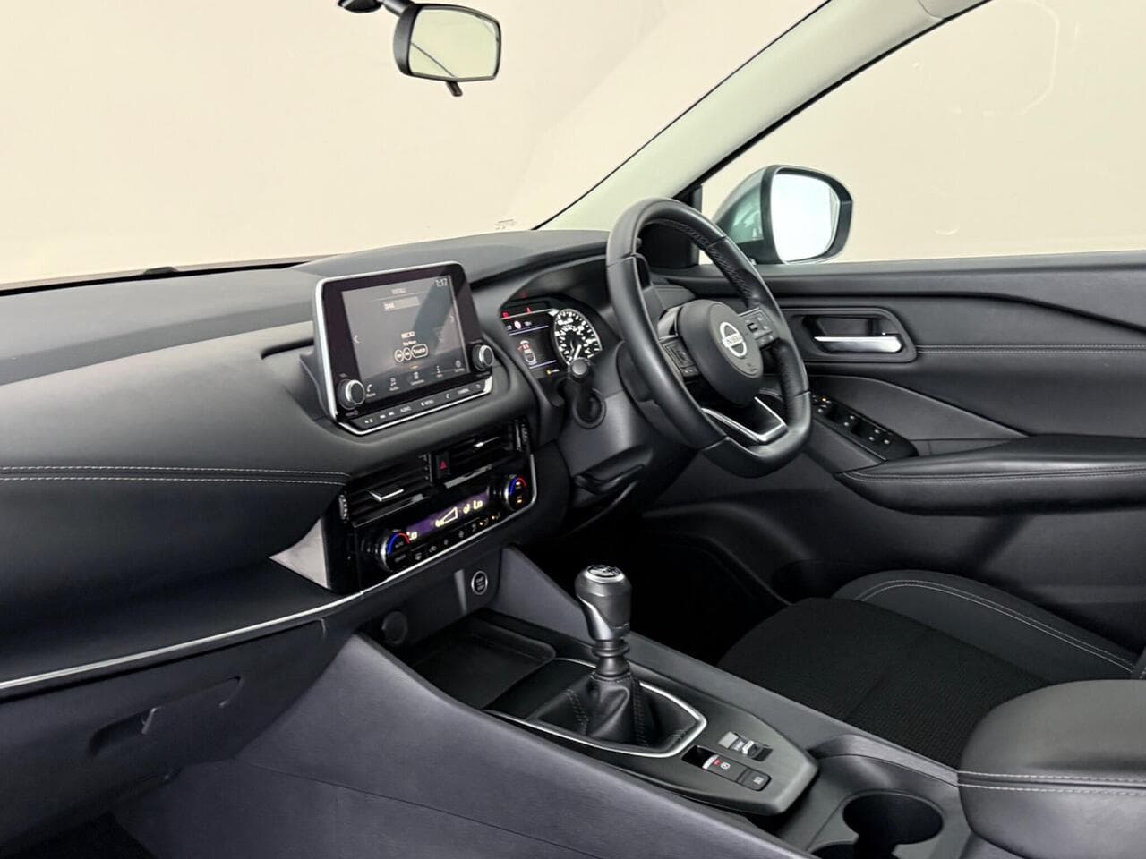 Nissan Qashqai thumbnail Interior Front