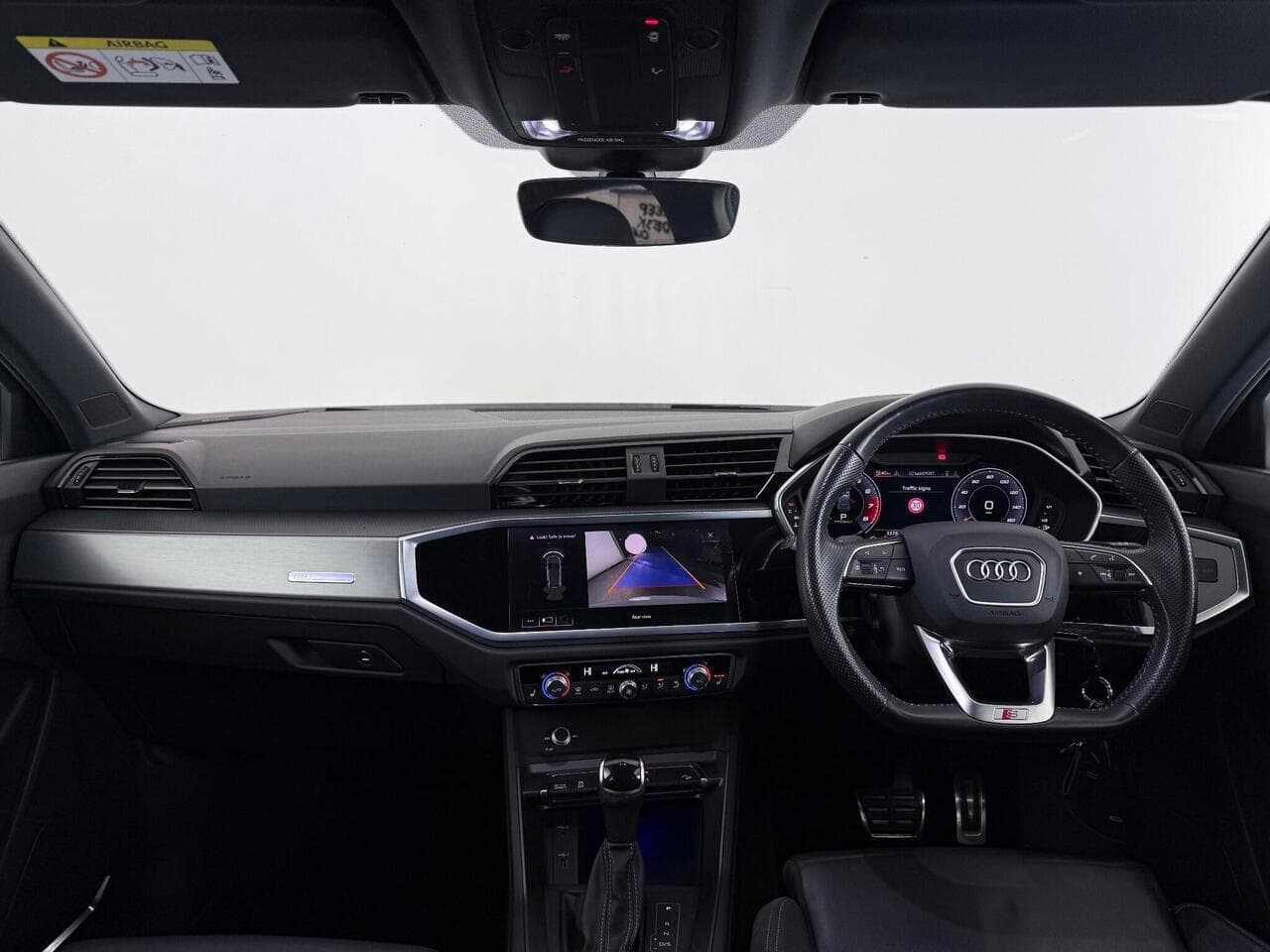 Audi Q3 thumbnail Interior Front