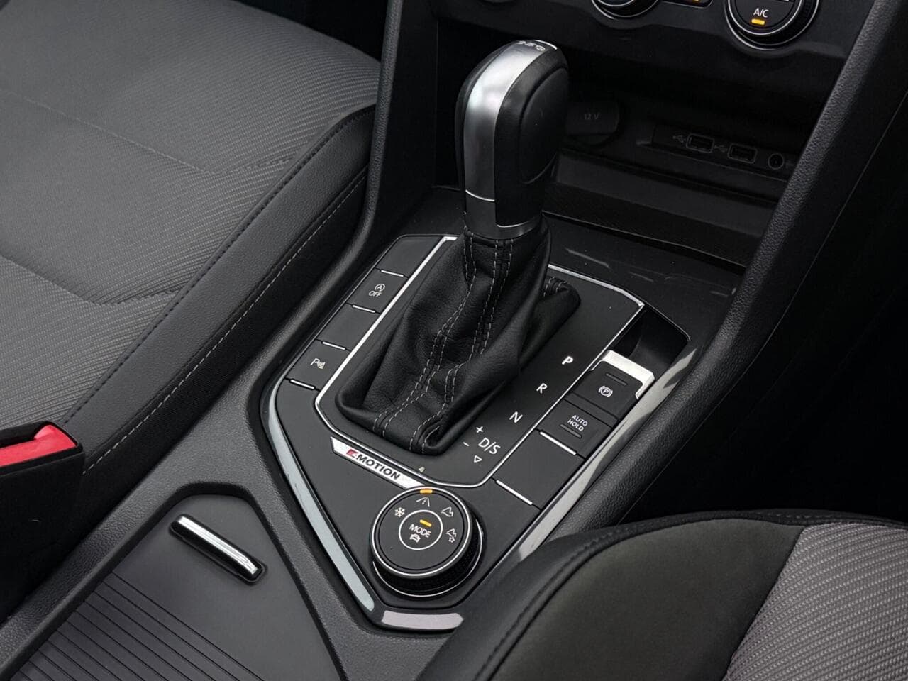 Volkswagen Tiguan thumbnail Interior Front