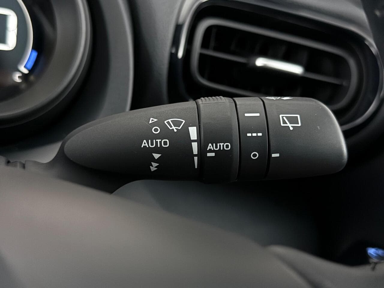 Toyota Yaris thumbnail Misc Controls
