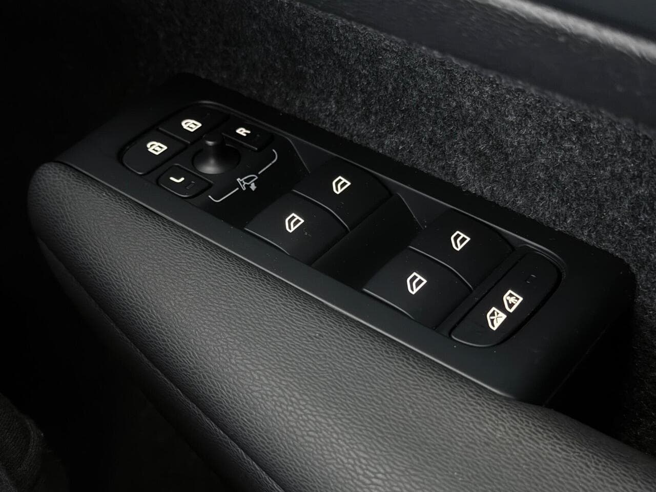 Volvo XC40 thumbnail Misc Controls