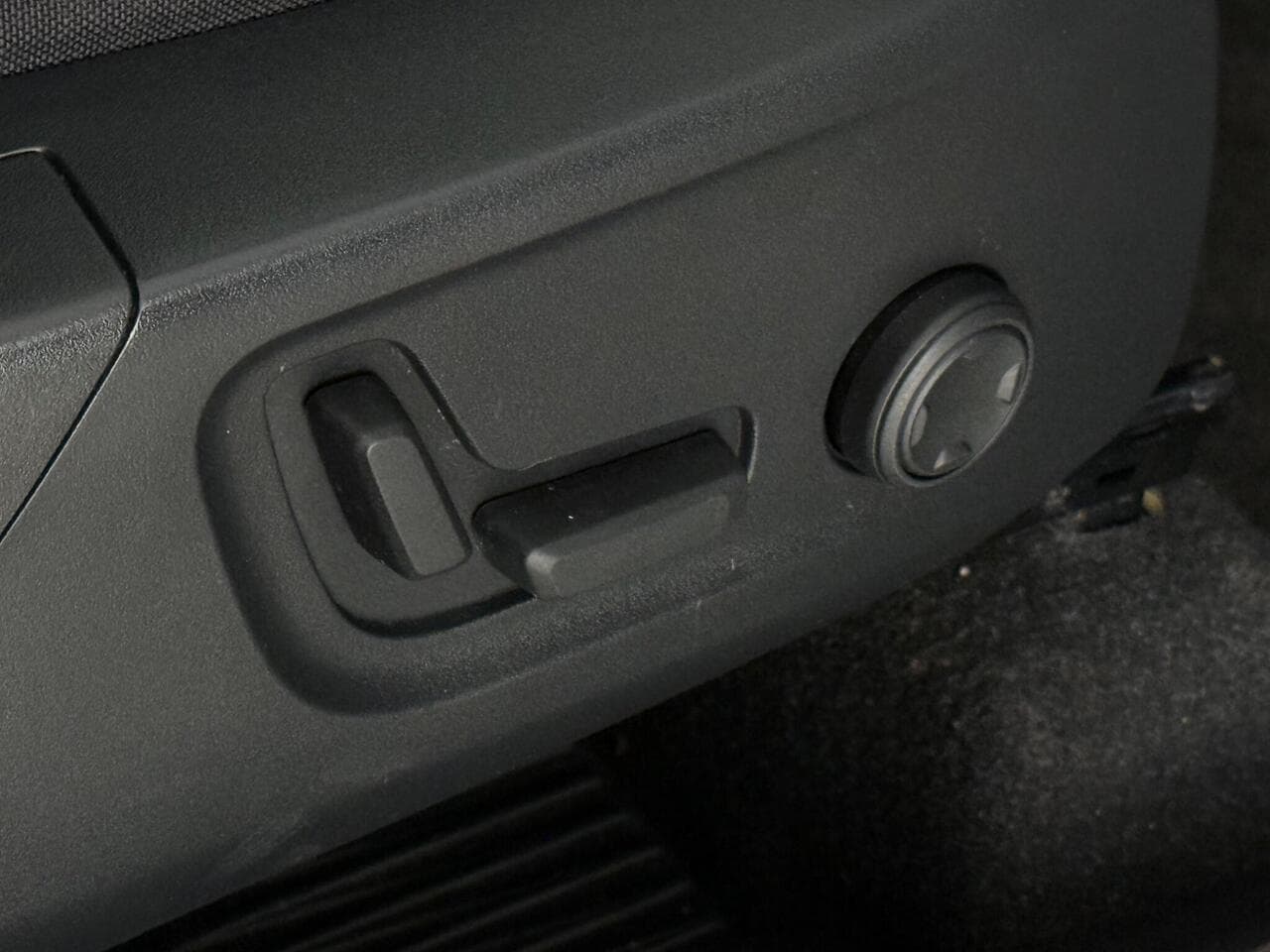 Volvo XC40 thumbnail Misc Controls