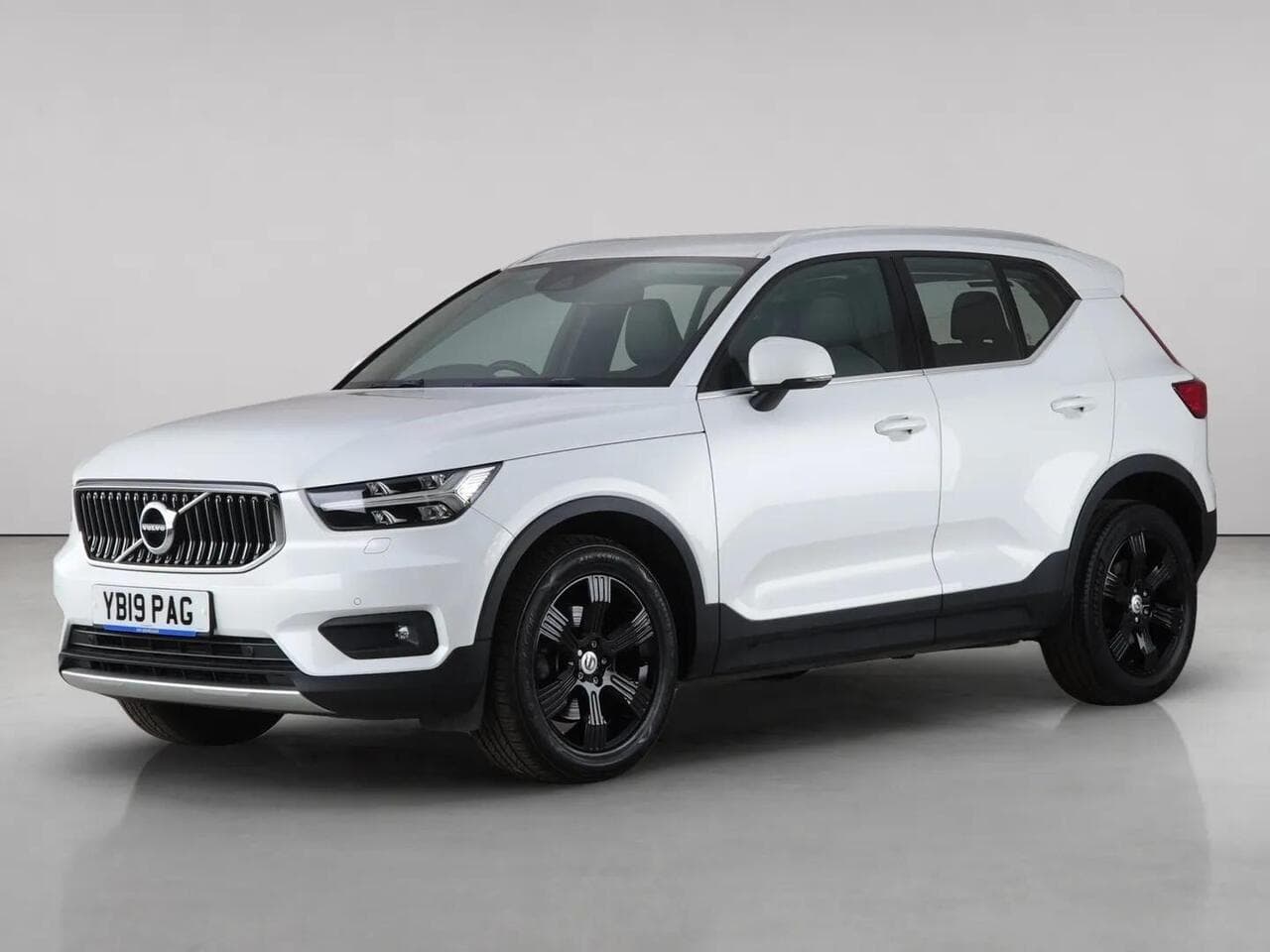 Volvo XC40 thumbnail Front Left