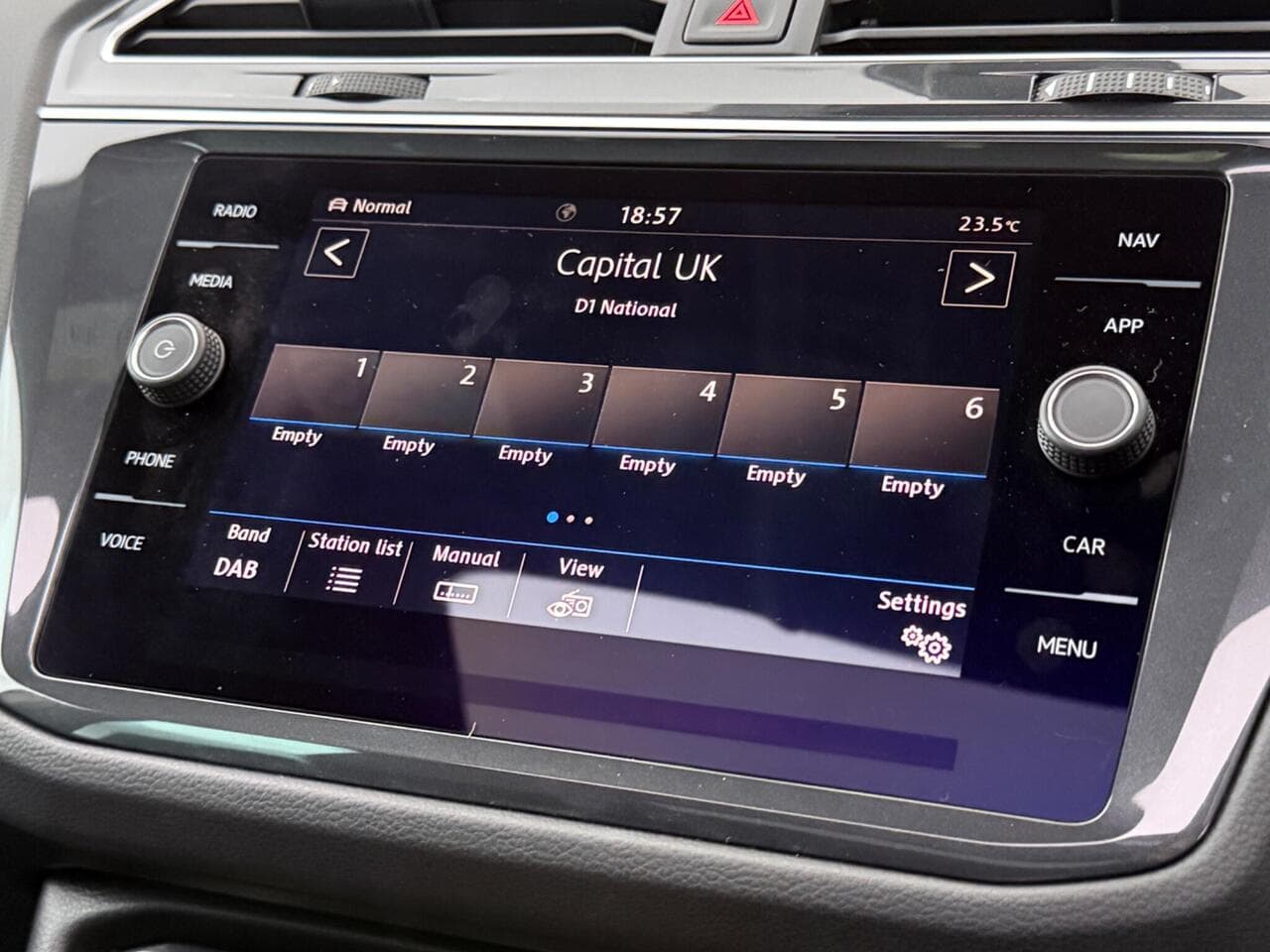 Volkswagen Tiguan thumbnail Infotainment System