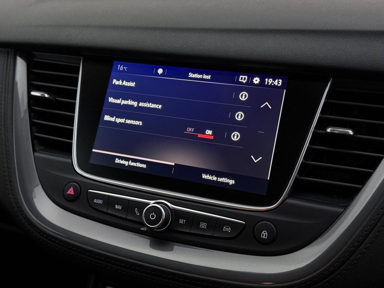 Vauxhall Grandland X thumbnail Infotainment System