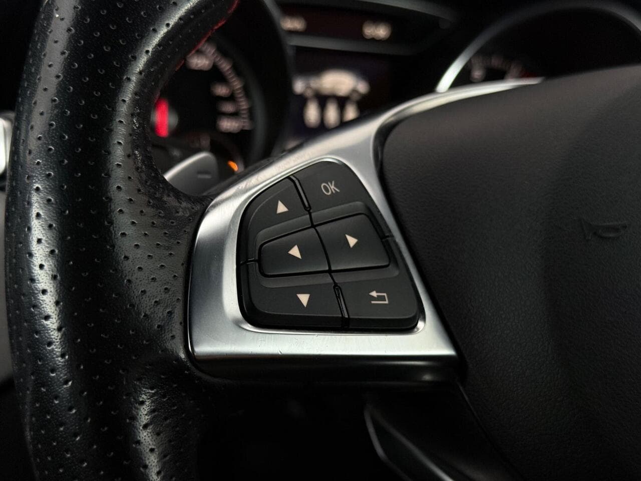 Mercedes-Benz GLA thumbnail Misc Controls