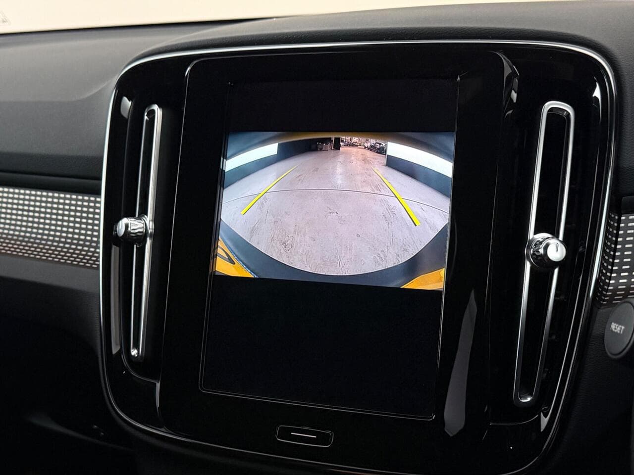 Volvo XC40 thumbnail Infotainment System