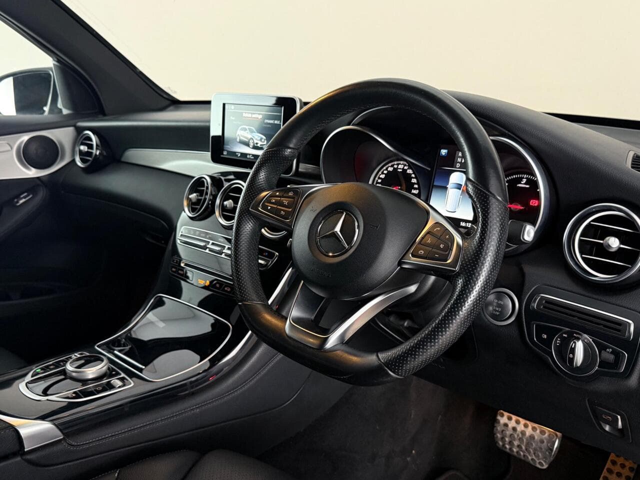 Mercedes-Benz GLC thumbnail Interior Front