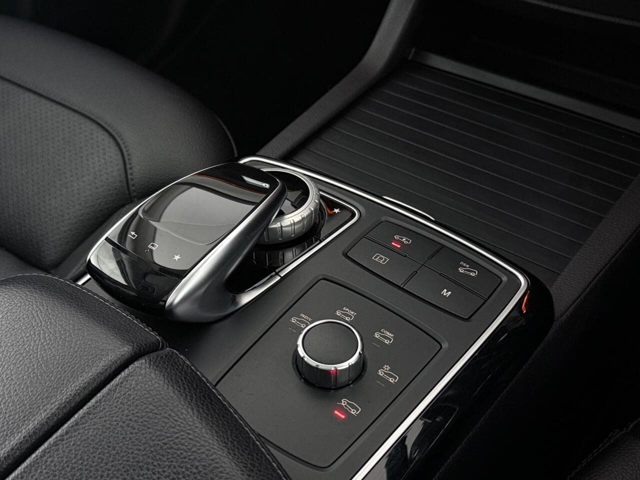 Mercedes-Benz GLE thumbnail Interior Front