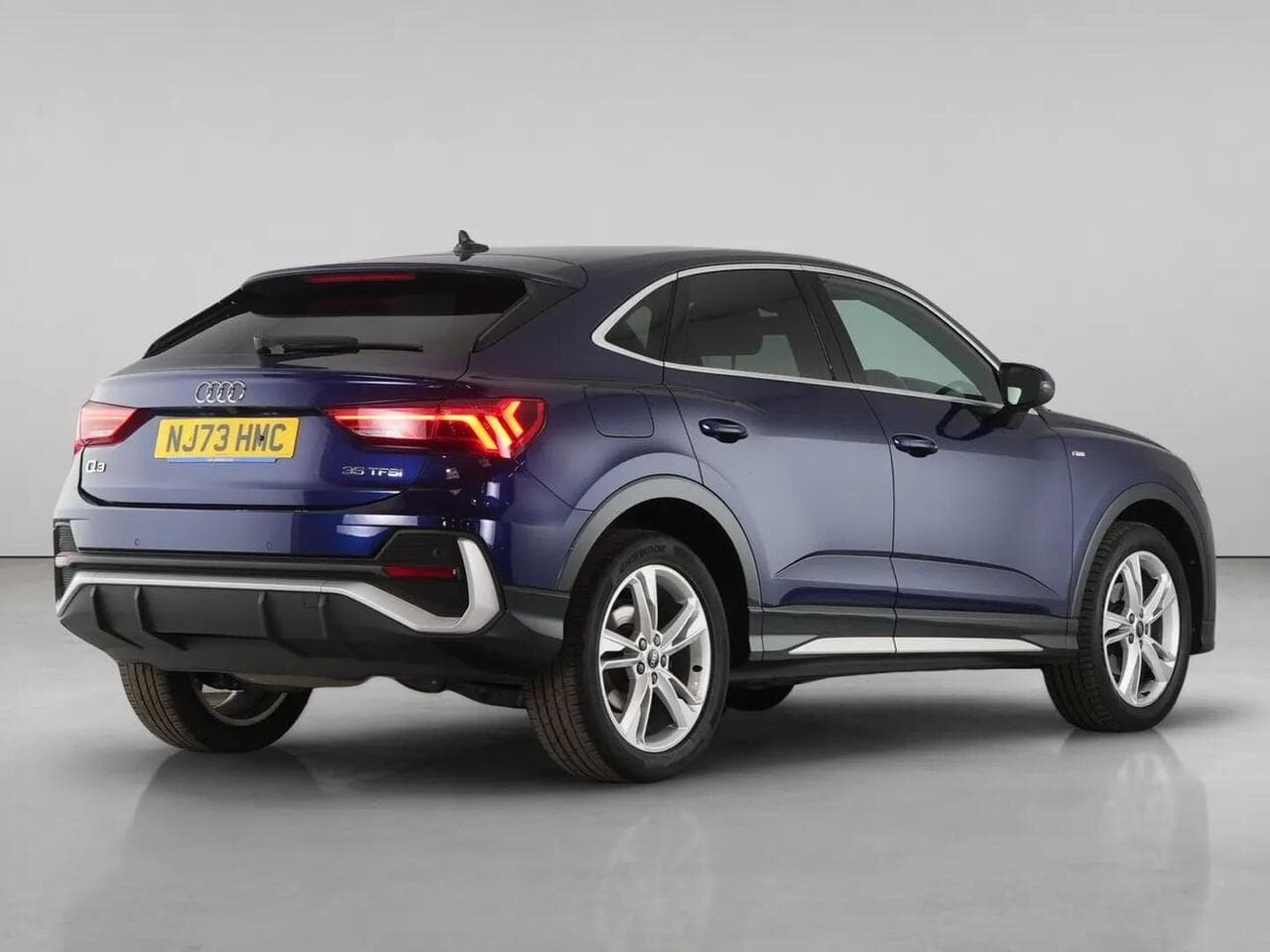 Audi Q3 thumbnail Rear Right