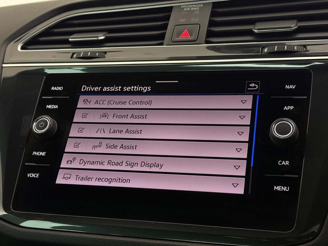 Volkswagen Tiguan thumbnail Infotainment System