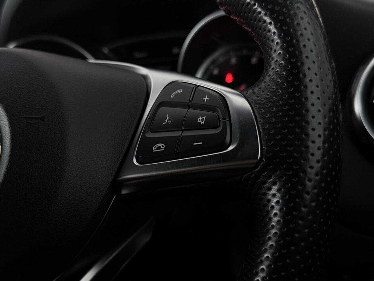 Mercedes-Benz GLA thumbnail Misc Controls
