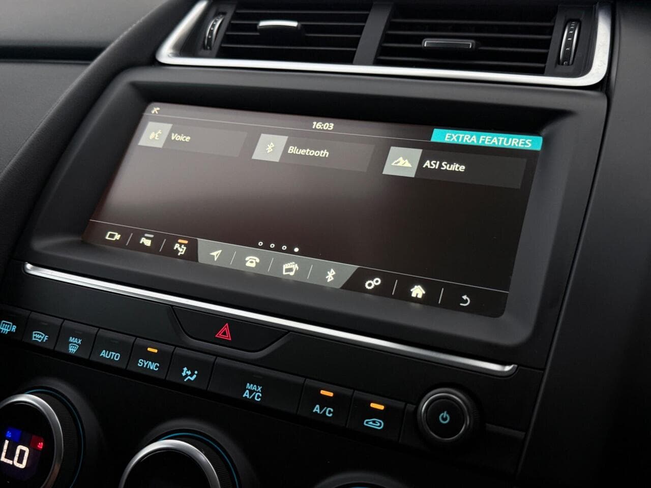 Jaguar E-PACE thumbnail Infotainment System