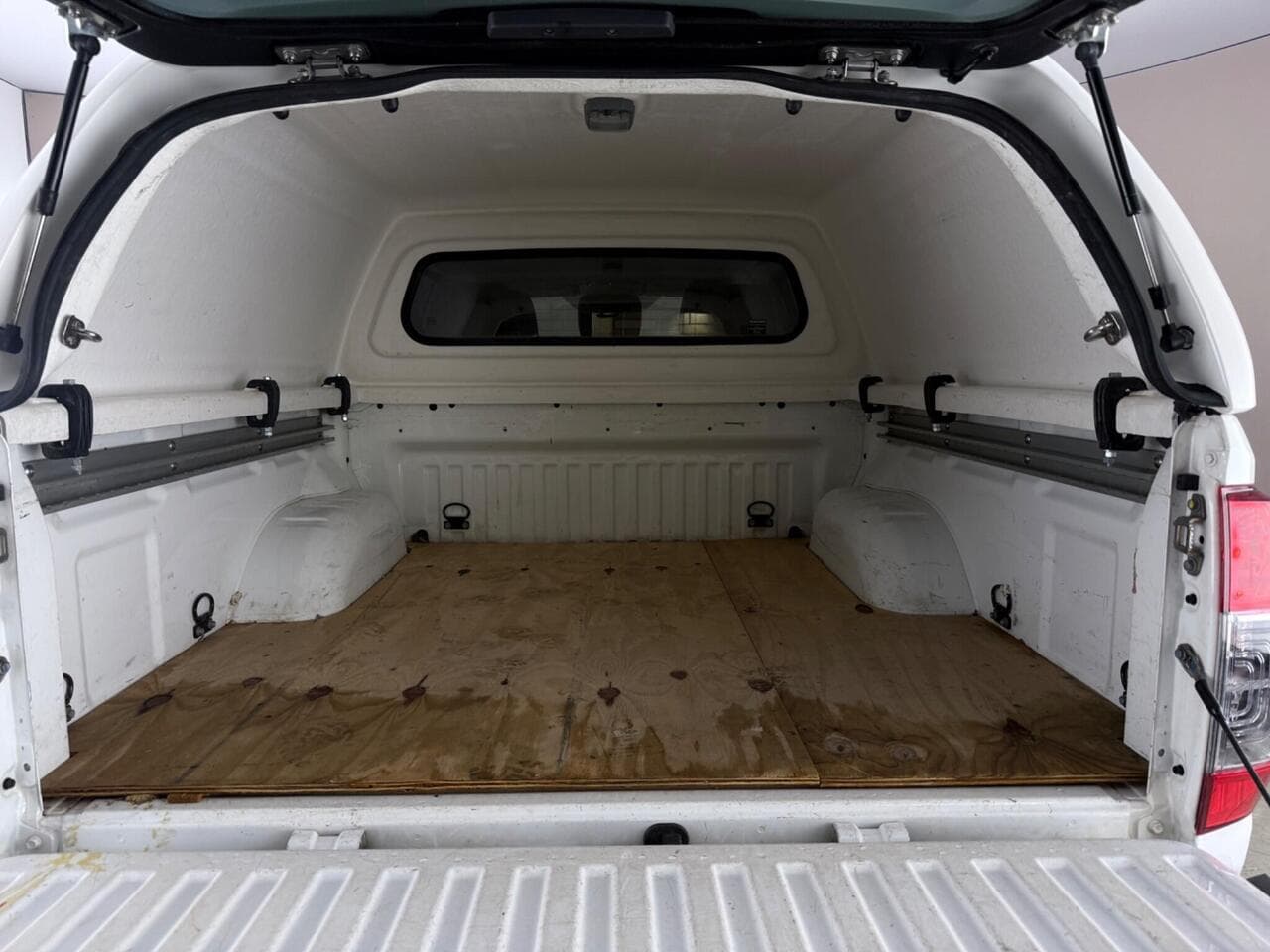 Nissan Navara thumbnail Cargo Space