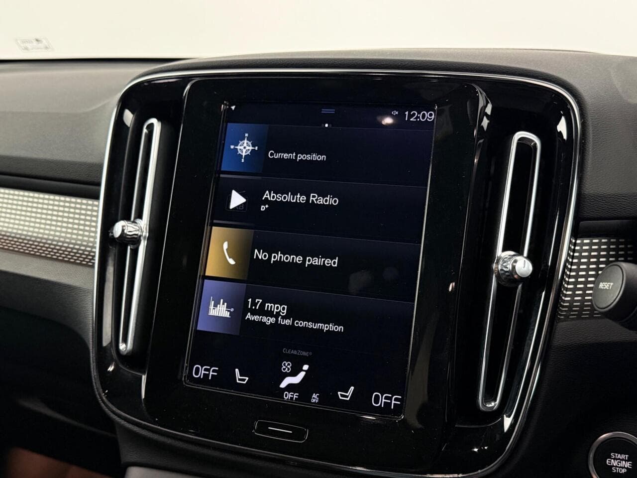 Volvo XC40 thumbnail Infotainment System