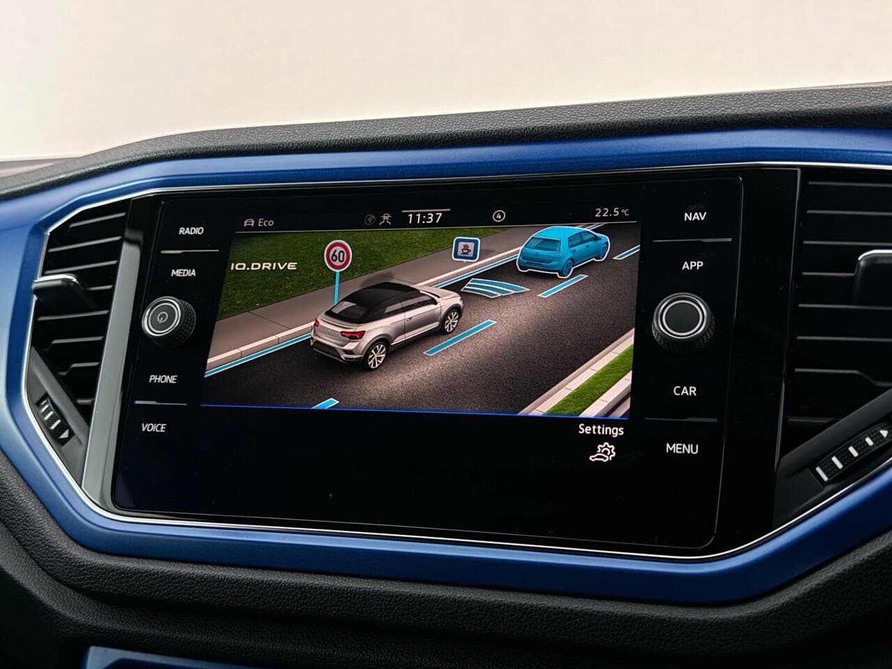Volkswagen T-Roc thumbnail Infotainment System