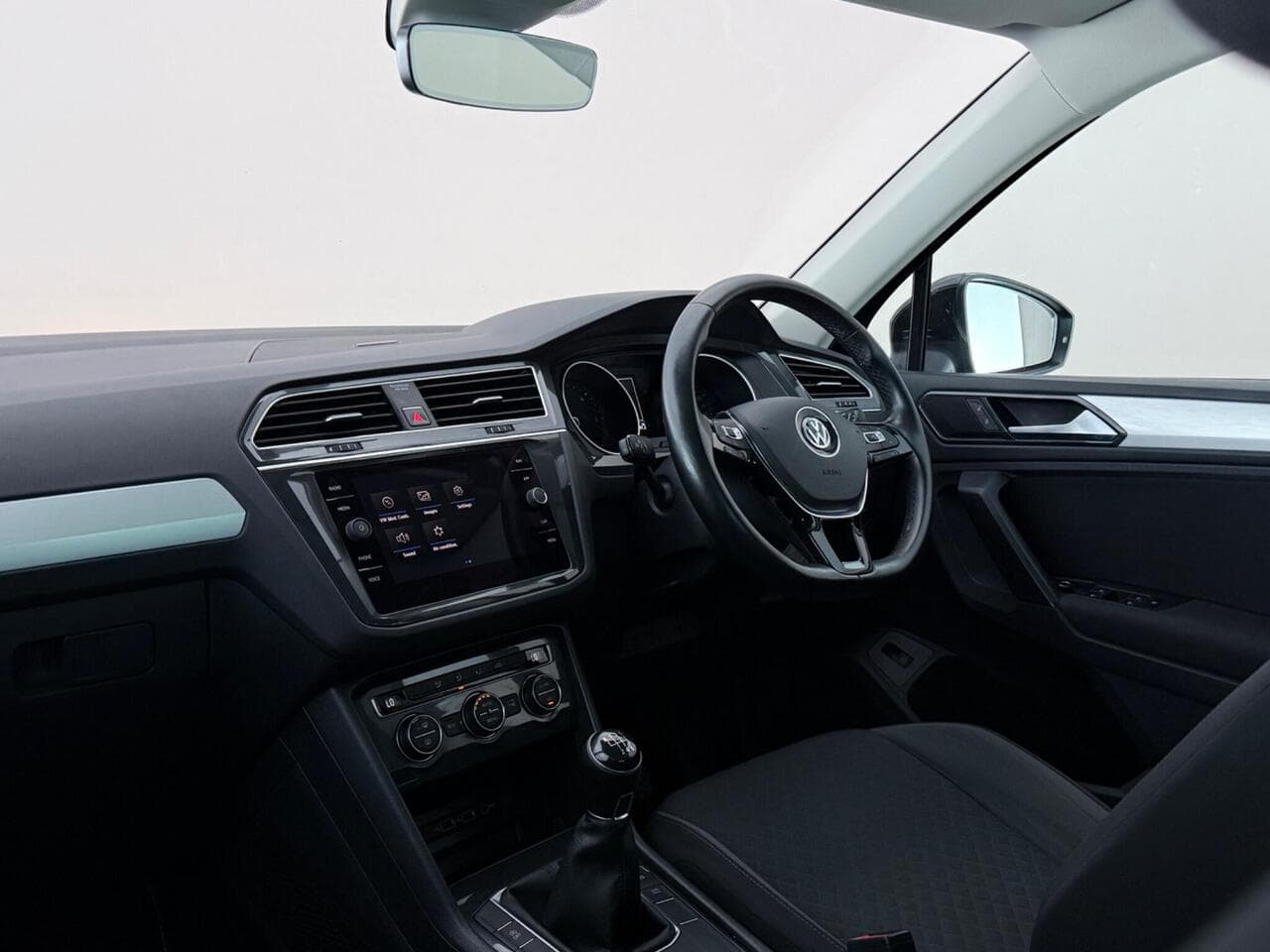 Volkswagen Tiguan thumbnail Interior Front